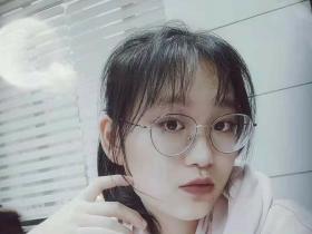 女球迷采访：她深爱着二娃穆勒，只因那一年的“一吻定情”
