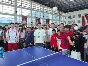 “奥运冠军面对面”巡回宣讲活动，马龙和小学生切磋乒乓球