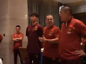 国足全队为刘诚宇庆生，蒯纪闻领唱生日歌，久尔杰维奇送祝福