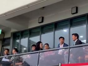 东亚杯首战期间，宋凯与韩国足协主席郑梦奎进行交流