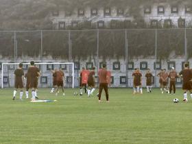 国足今日训练同时，隔壁场地女足正在比赛