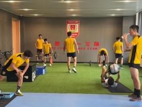 广州豹正在亚泰净月基地训练,备战本周六客战延边龙鼎的比赛