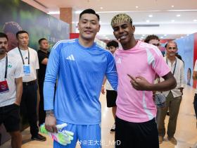 王大雷晒与亚马尔合照：开心能参与到校园足球高中联赛总决赛