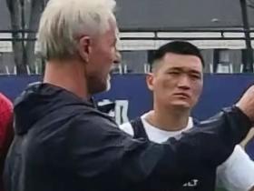 网传图显示，成都蓉城边后卫唐淼已经跟随云南玉昆训练