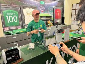 倍儿有面子,张稀哲在国安球迷商店当收银员,与球迷亲切互动