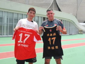 足篮联动，浙江广厦男篮球员孙铭徽获赠拜仁17号球衣